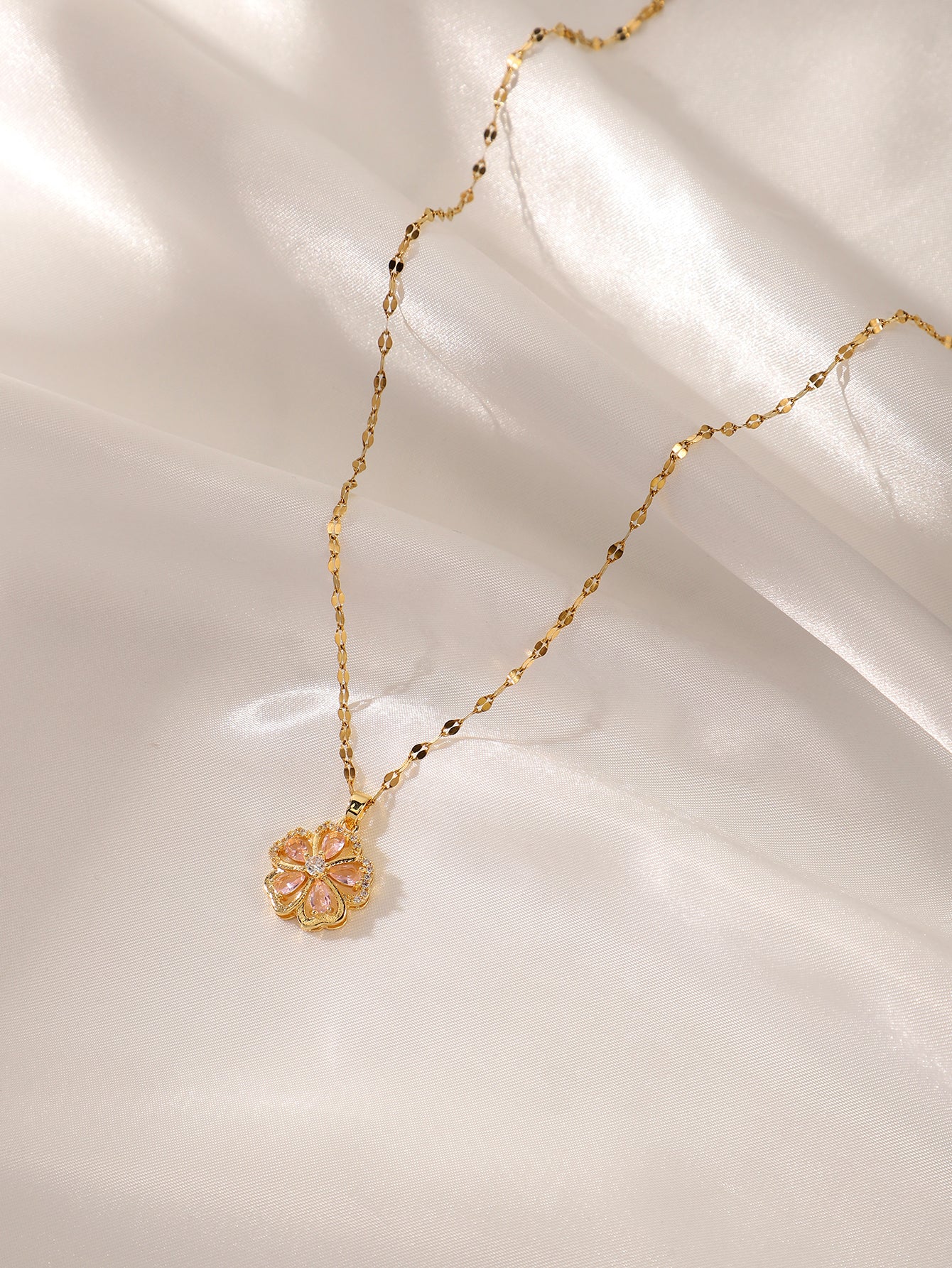 Collar Flor de Oro - Acero Inoxidable bañado en Oro de 18K