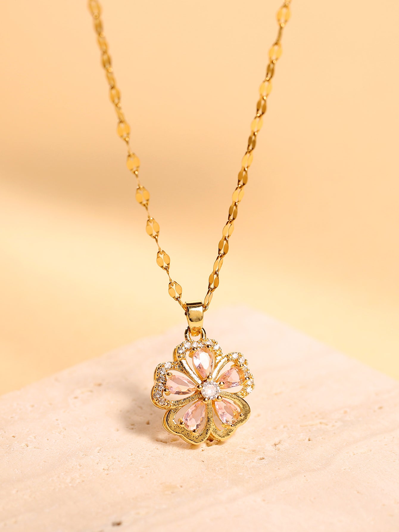 Collar Flor de Oro - Acero Inoxidable bañado en Oro de 18K