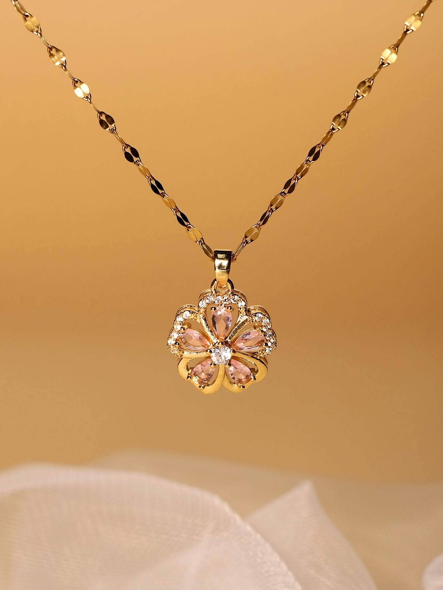 Collar Flor de Oro - Acero Inoxidable bañado en Oro de 18K