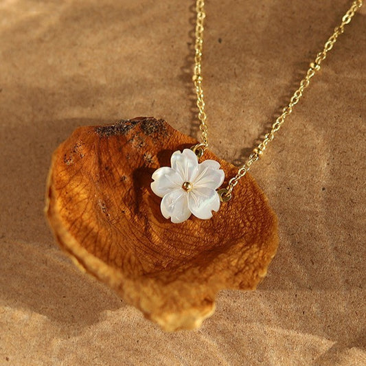 Collar Flor Pura - Acero Inoxidable bañado en Oro de 18k